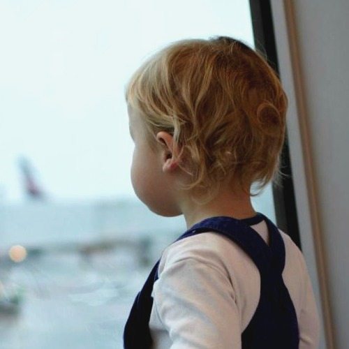Bagage bébé en avion : les conditions par compagnie aérienne