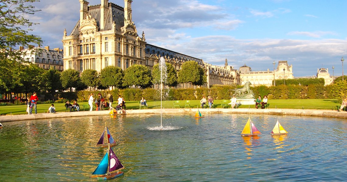 Parc des Tuileries - la location de petits bateaux à voile