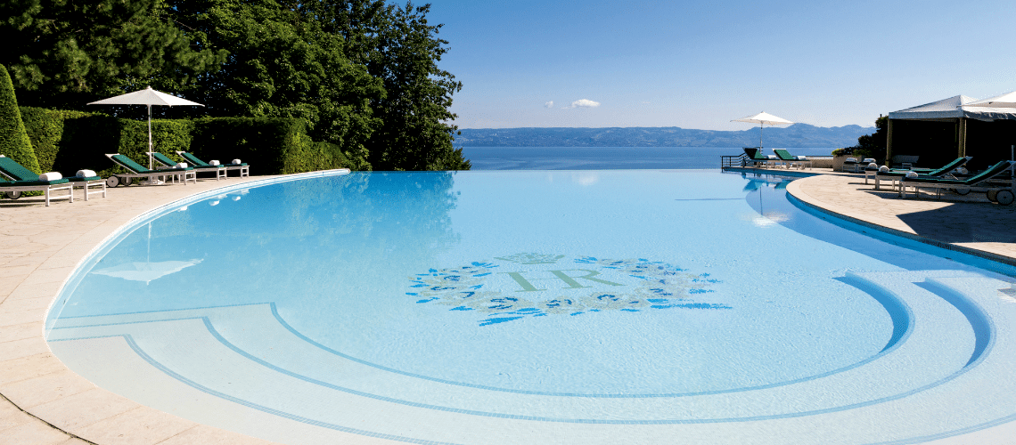 L'hôtel Royal Evian et sa superbe piscine à débordement sur le lac Léman