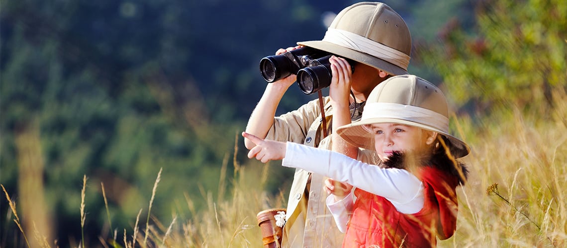 Deux petits enfants couverts contre les moustiques font un safari photo