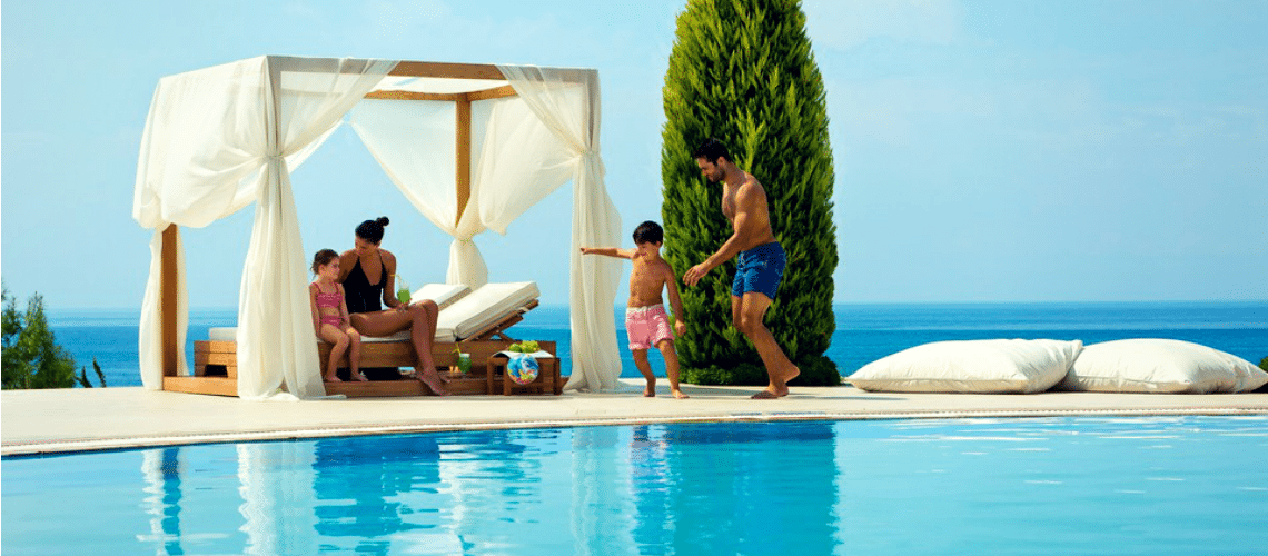 La superbe piscine familiale de l'Ikos Olivia en Grèce