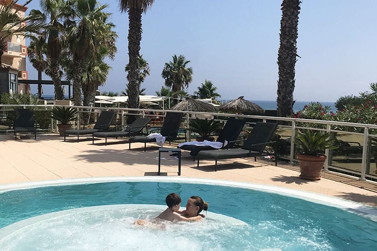 Een zeer tevreden familie in Grand Hôtel Les Flamants Roses - Grand Hôtel Les Flamants Roses **** - 0