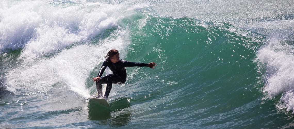 jeune-surfant-vague-Bretagne-quiberon