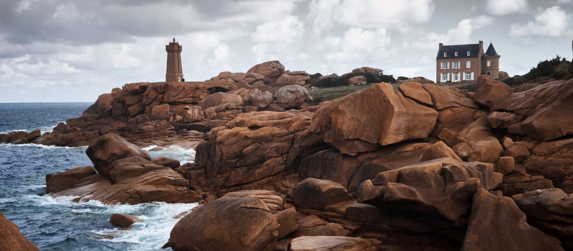 côte-rocailleuse-avec-phare-Bretagne-paysage