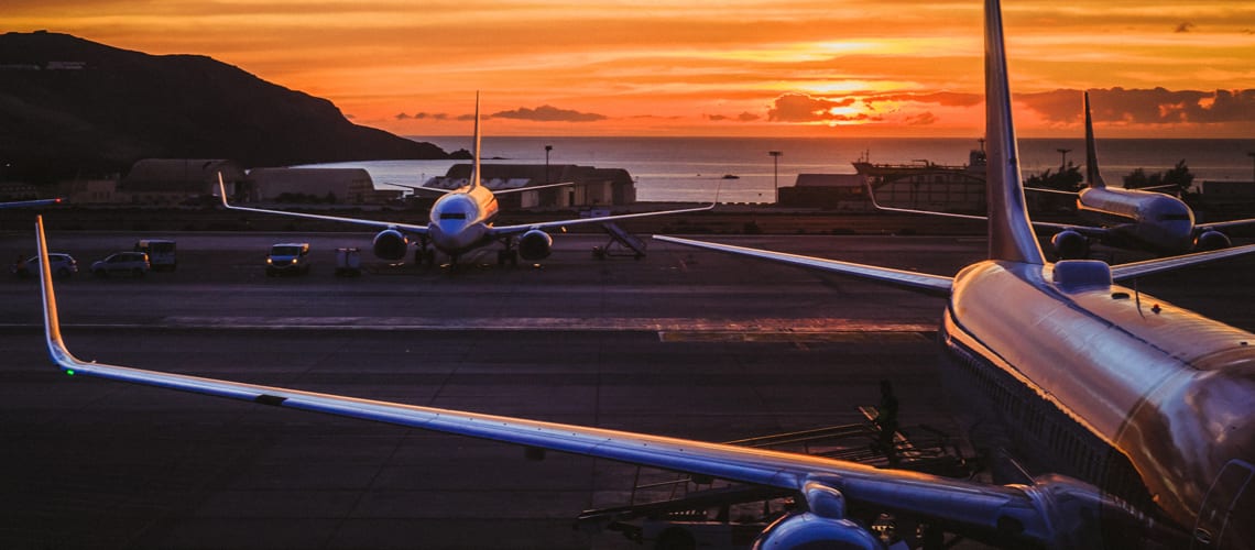 piste-avec-avions-coucher-de-soleil