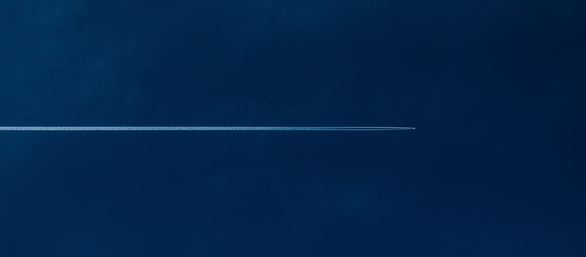 Plane-Flight-Trail-from-the-ground