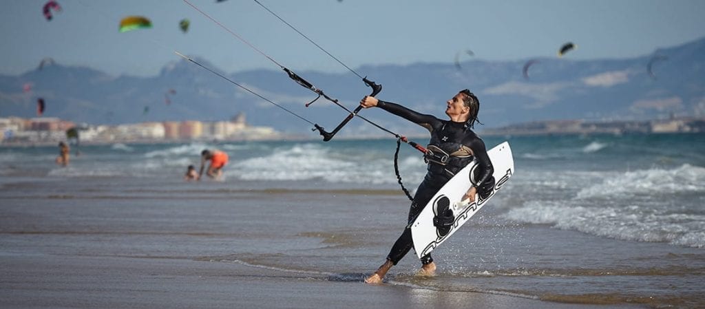 Where to stay with your family to practice kite surfing? 