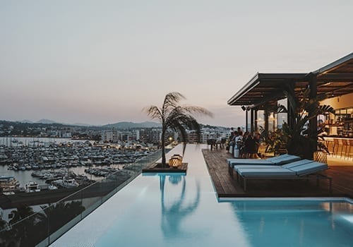 Relaxation under the Spanish sun at Aguas de Ibiza - Thomas, father of Elena, 4 years old, from Belgium