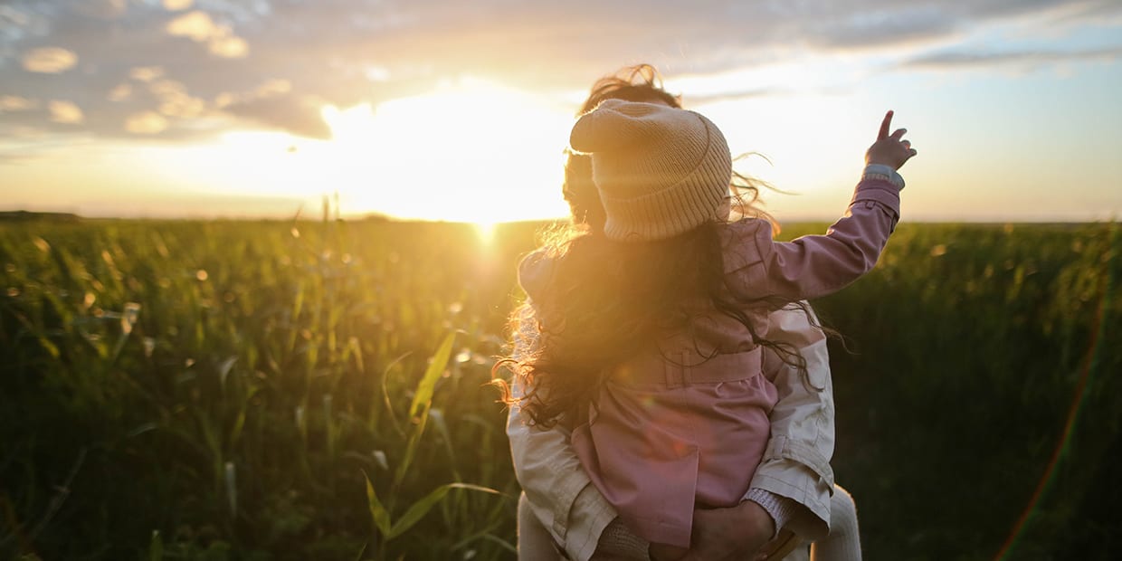 Mère-Fille-Coucher de soleil-dans-la-nature