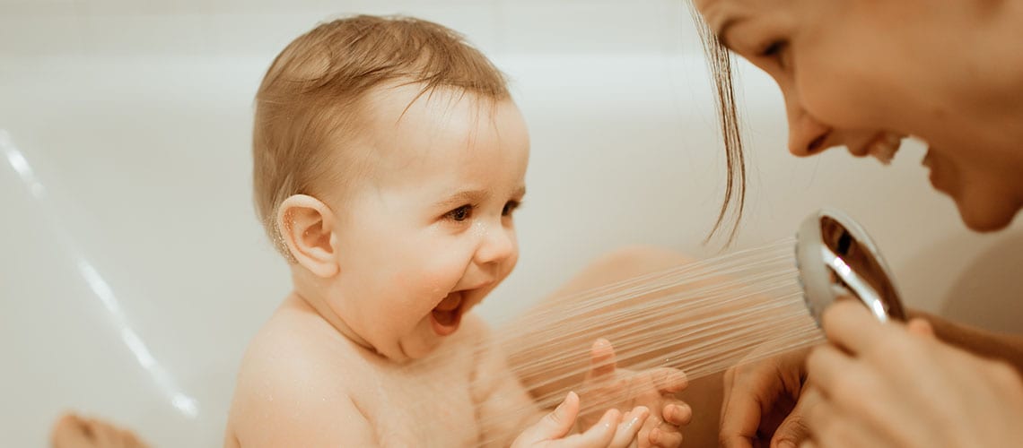 Bébé-prenant-une-douche