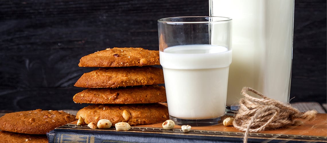 cookies-with-glass-of-milk