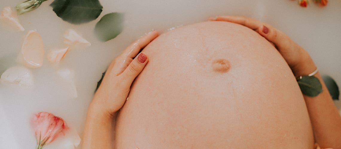 ventre-d'une-femme-enceinte-bain