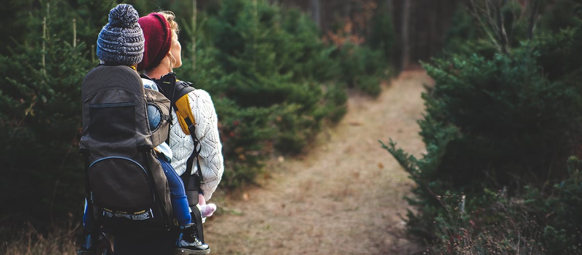 mère-et-son-enfant-dans-sac-à-dos-porte-enfant