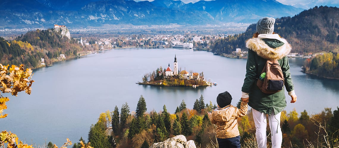 famille-avec-bébé-vue-panoramique-montagne