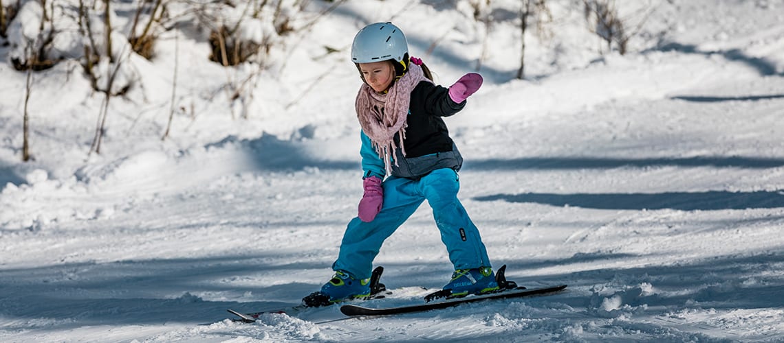 Enfant-faisant-du-ski