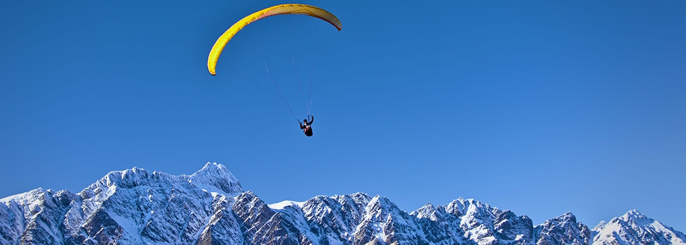 parapente-montagne-ensoleillé