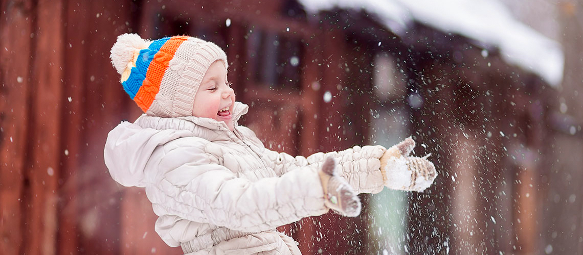 Child-playing-snow