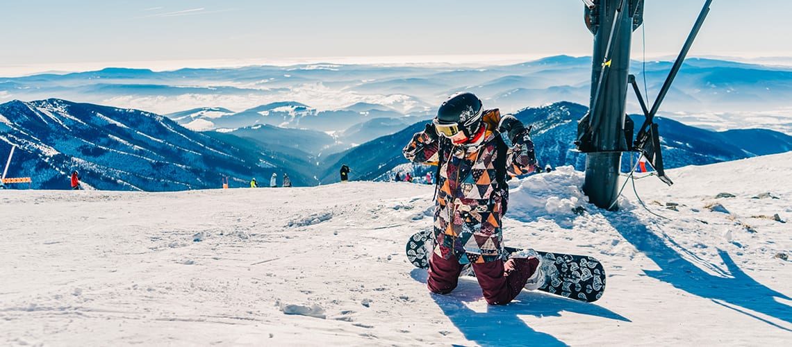 Enfant-faisant-du-snowboard