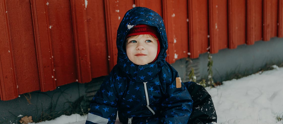 Child-playing-snow