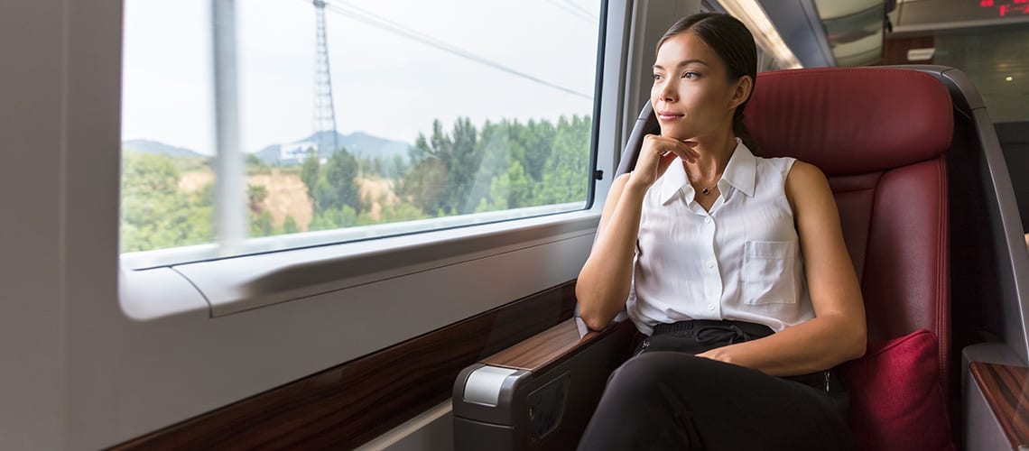 Femme-assise-dans-le-train-regardant-la-fenêtre