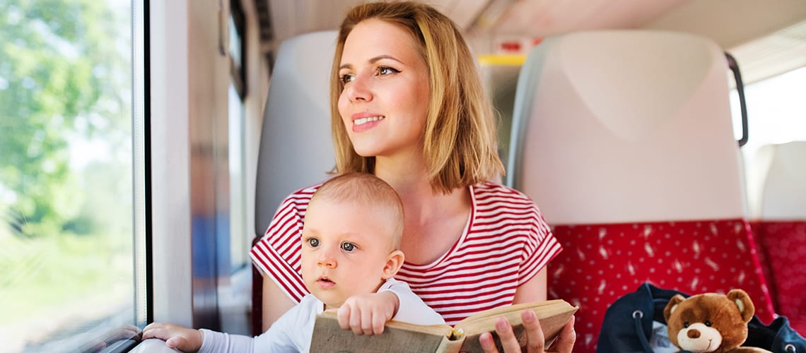 Femme-dans-le-train-avec-son-bébé