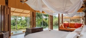 chambre de l'hôtel Soneva Kiri et son lit équipé d'une moustiquaire