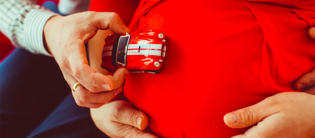 pregnant-woman-car-driving-on-her-belly