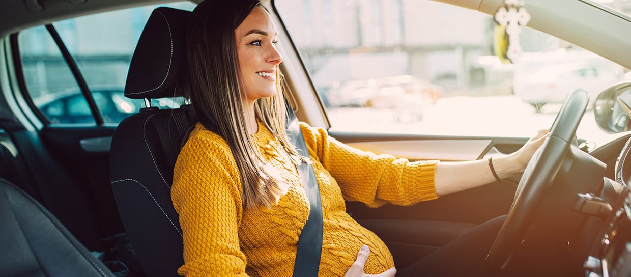 pregnant-woman-driving-car