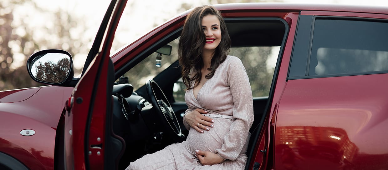 pregnant-woman-in-car