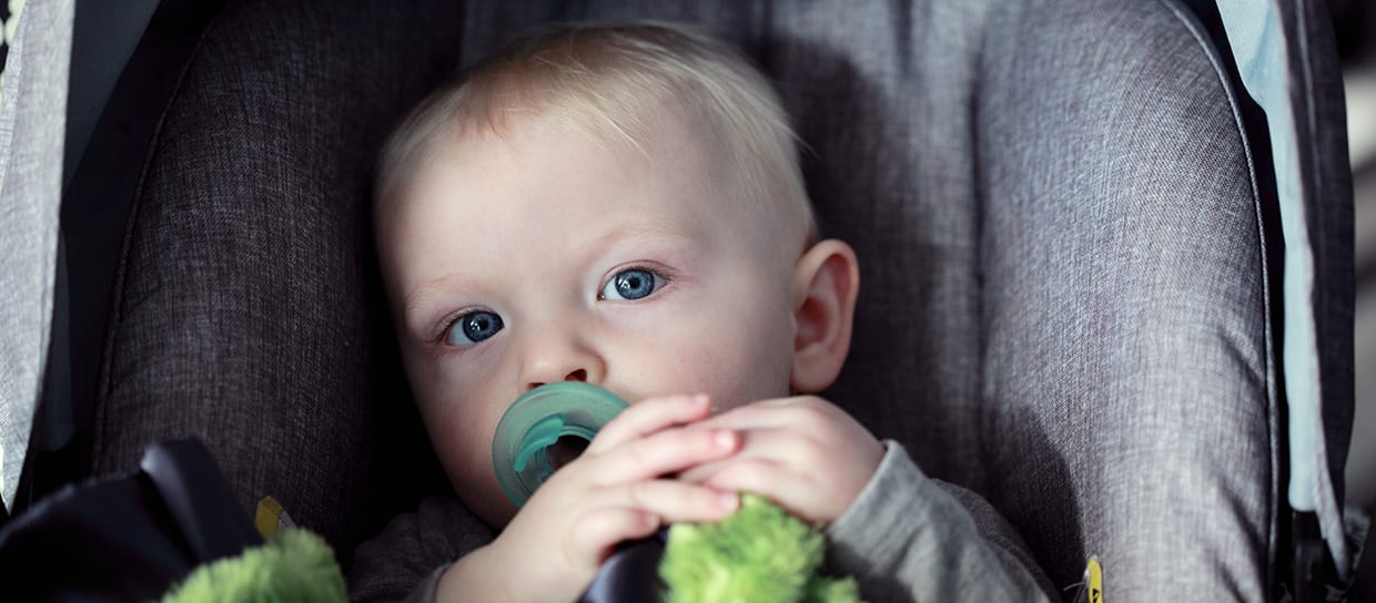 bébé-dans-un-siège-auto