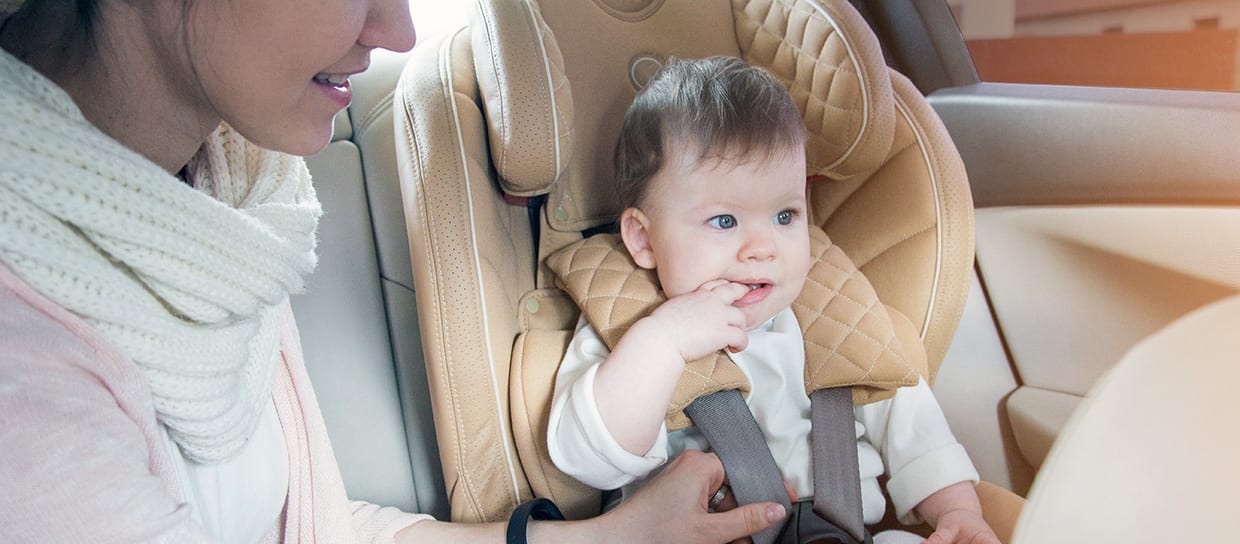 maman-attache-la-ceinture-de-bébé-dans-un-siège-auto