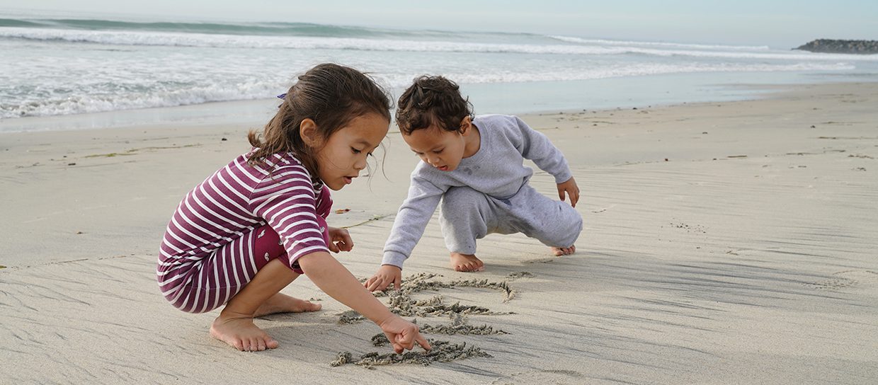 enfants-jouant-sur-la-plage