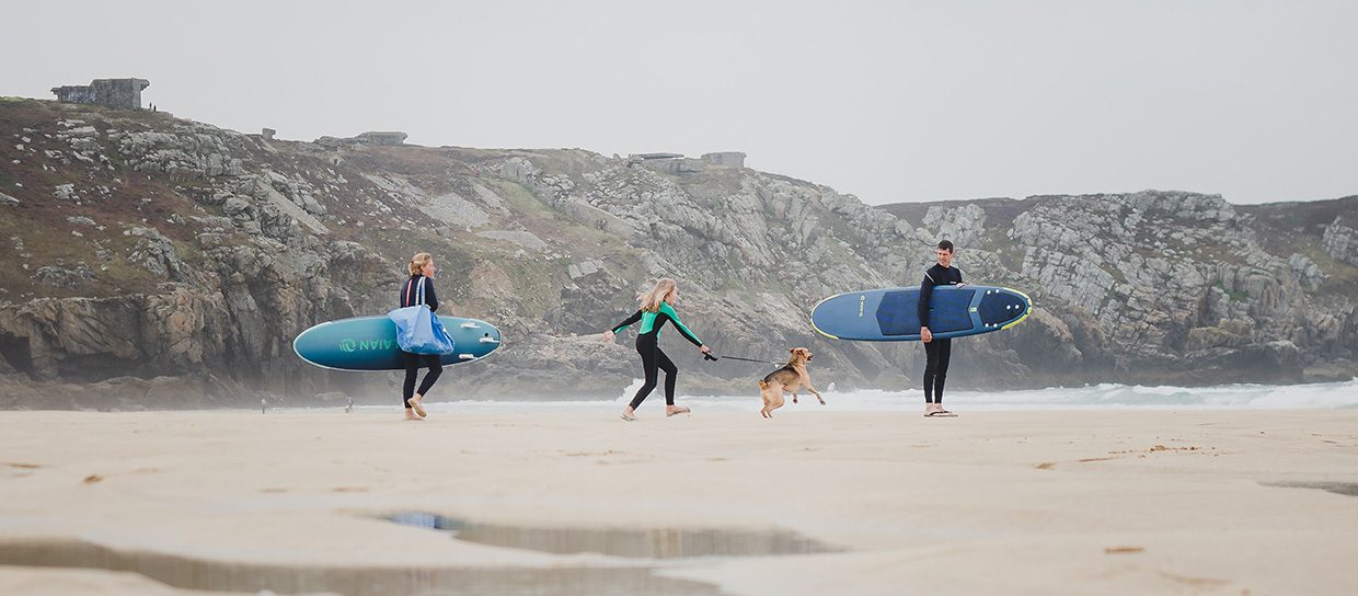 Family-with-dog-on-the-beach