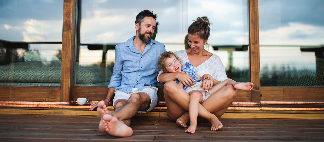 Famille-avec-un-enfant-baie-vitrée