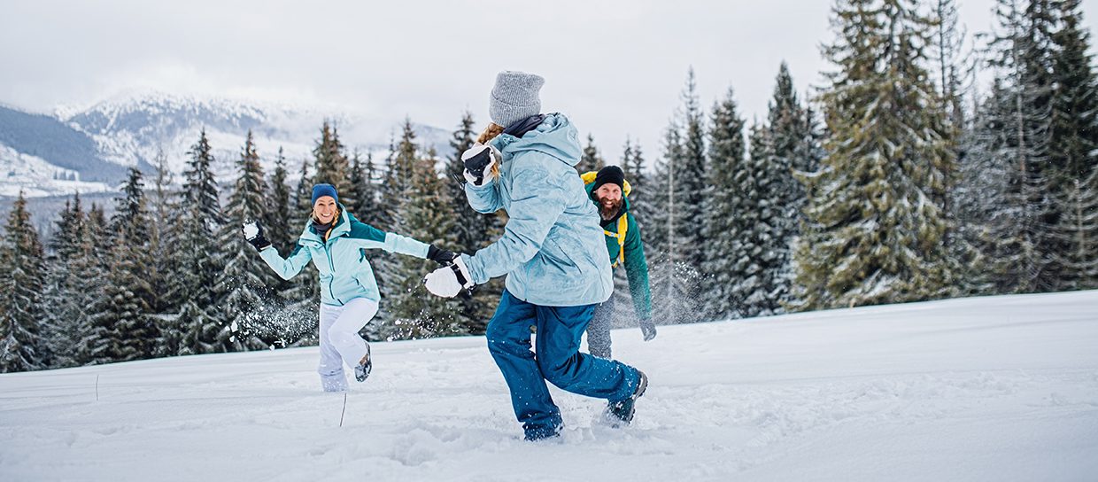 famille-jouant-dans-la-neige