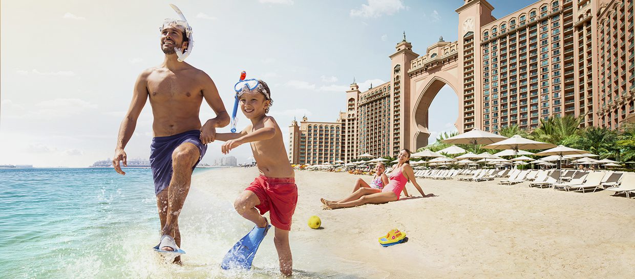 famille-plage-snorkeling-palais