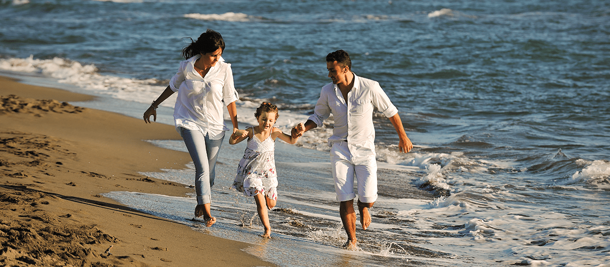 Famille-avec-petite-fille-court-sur-la-plage