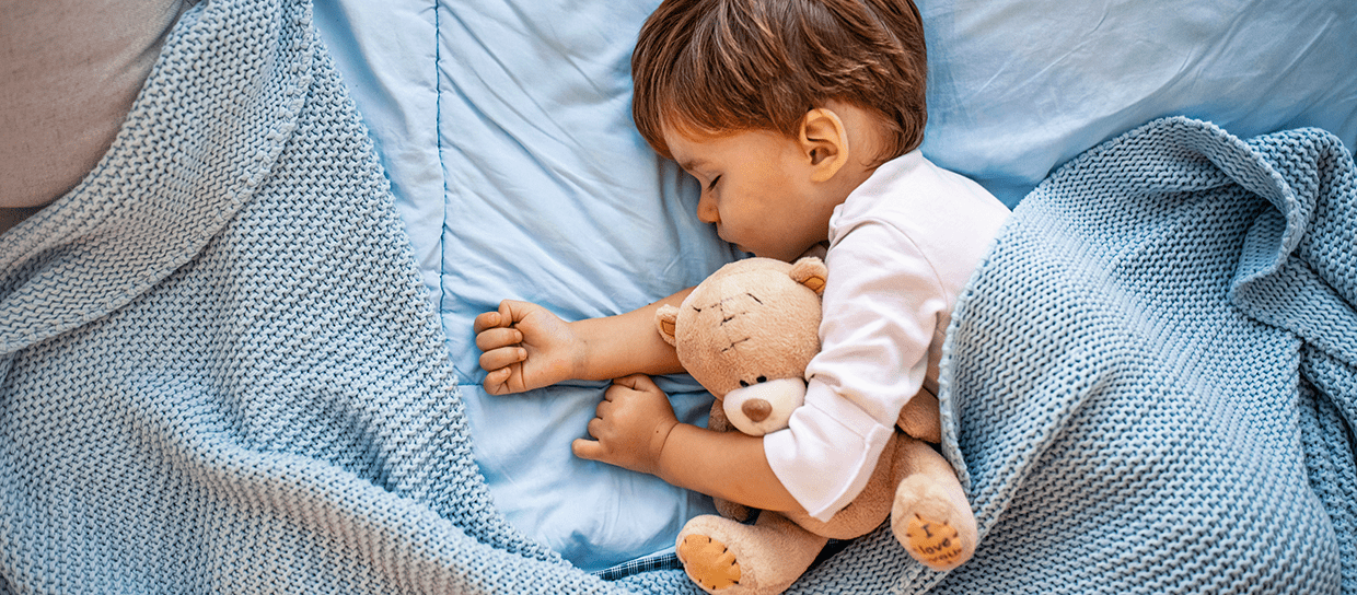 enfant-qui-dort-avec-doudou