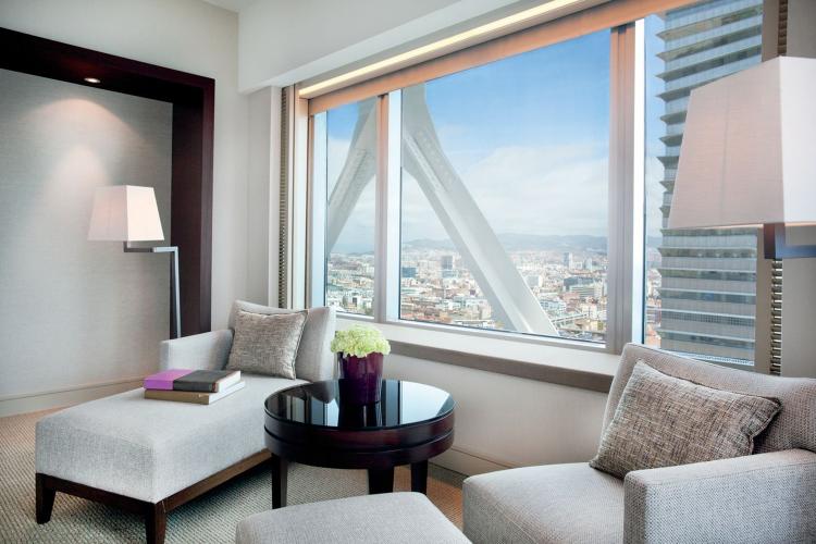 Panoramic Room – City View