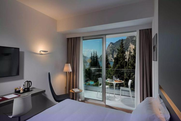 Deluxe Room – Lake View