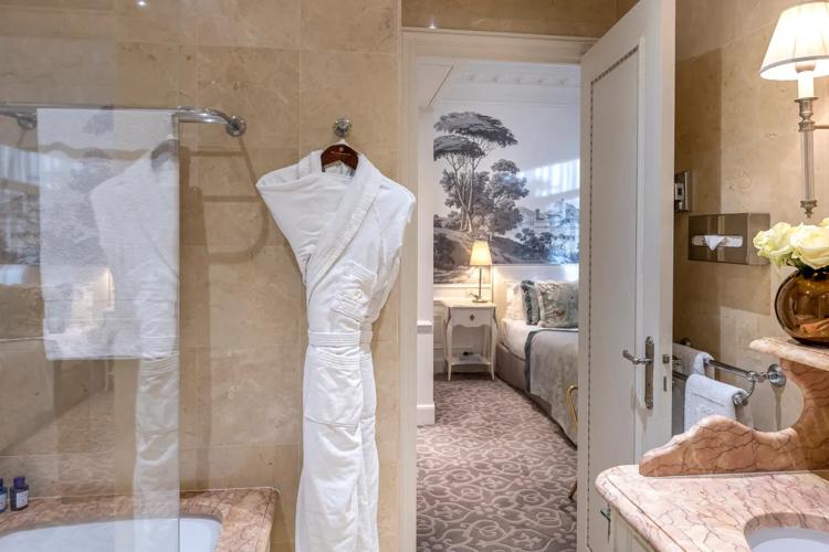 Chambre Queen Supérieure – Vue Ville ou Cour