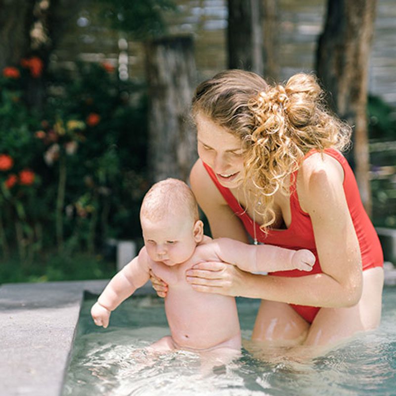 When and how to introduce your baby to the pool ?