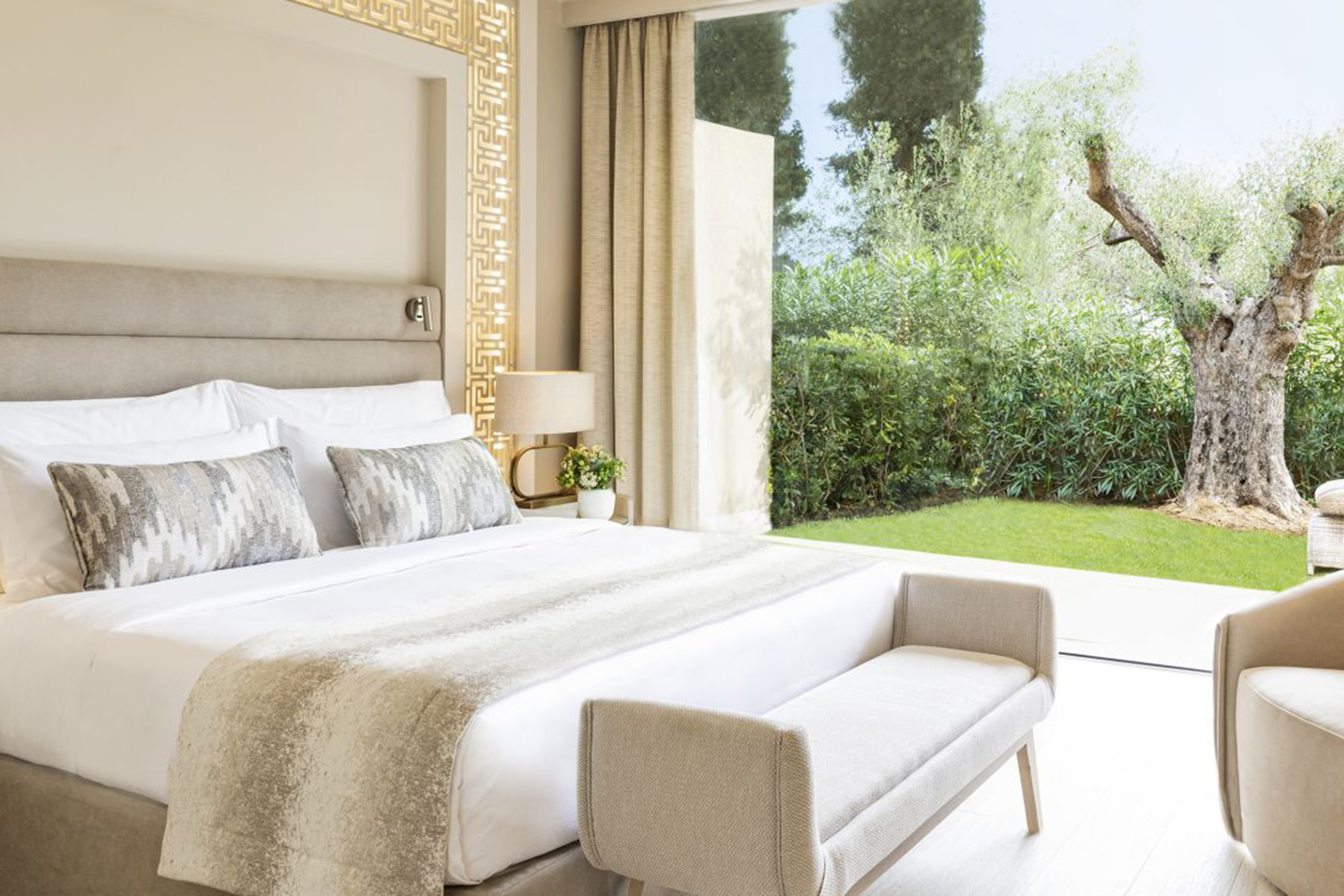 Suite 1 Chambre – Vue Jardin & Jardin Privé