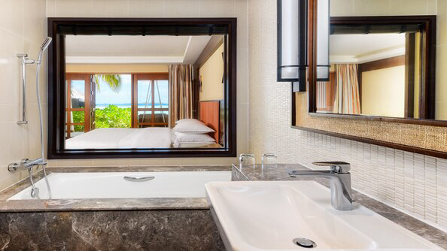 Beach Front Deluxe – Twin