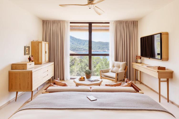 Deluxe Room – Side Sea View