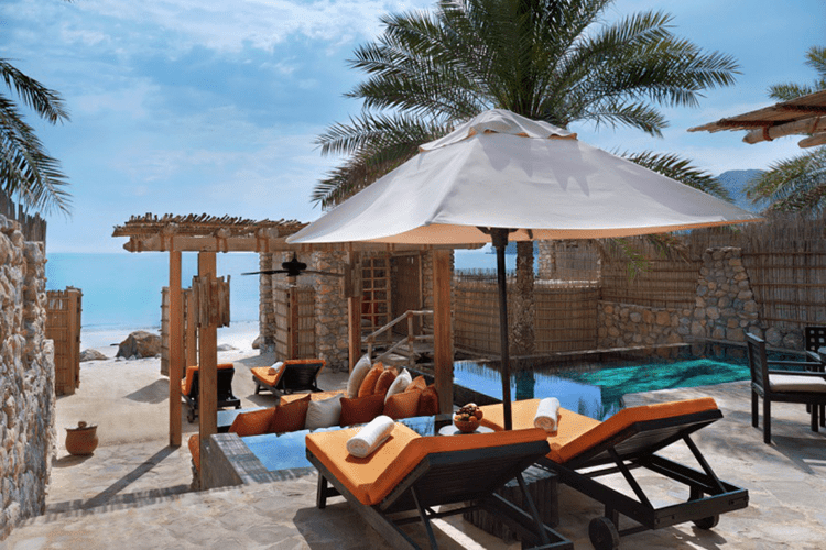 Villa met Zwembad – Aan het Strand