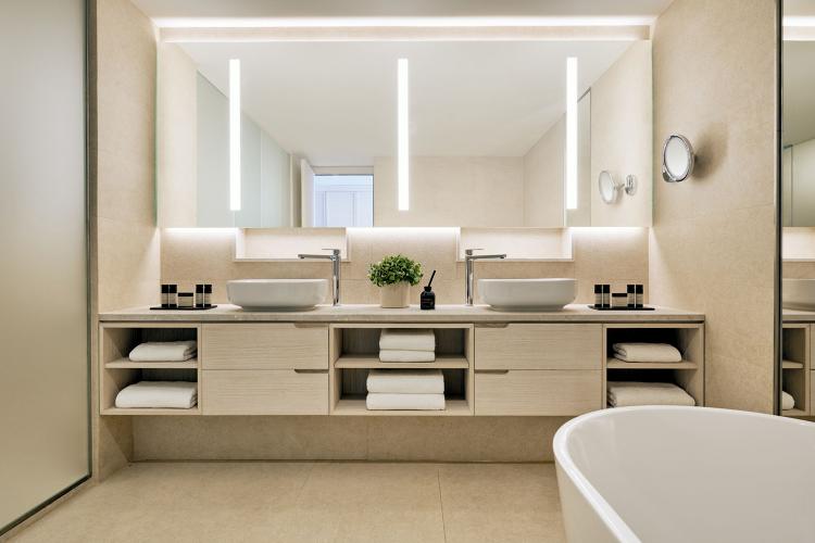 Chambre Familiale – Vue Piscine