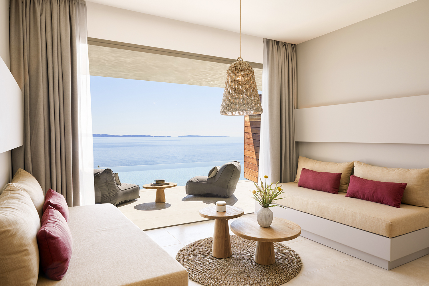 Suite met één slaapkamer – privézwembad – uitzicht op zee