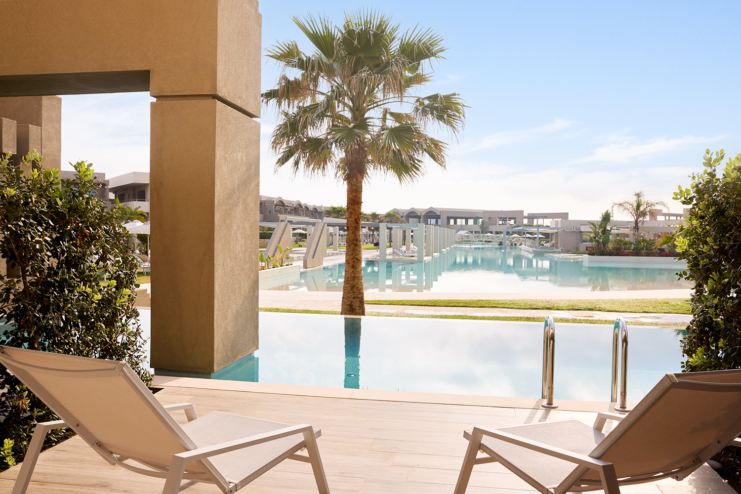 Junior Suite Shared Pool – Signature Collection