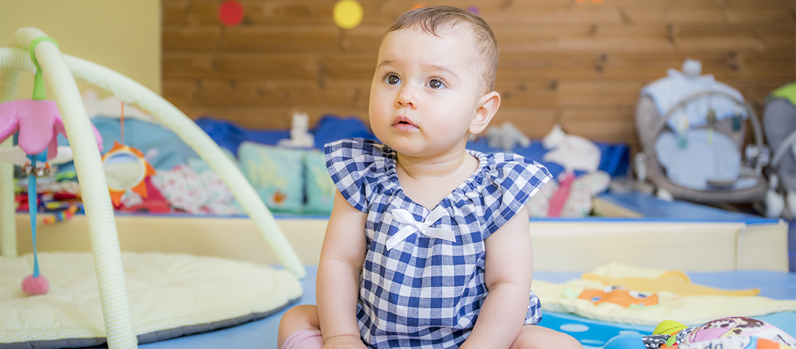 bébé-joue-au-baby-club-hôtel-marthinal-sagres